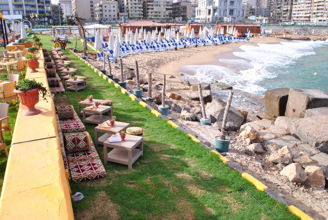 Tolip Hotel Alexandria Exterior photo The beach at the resort